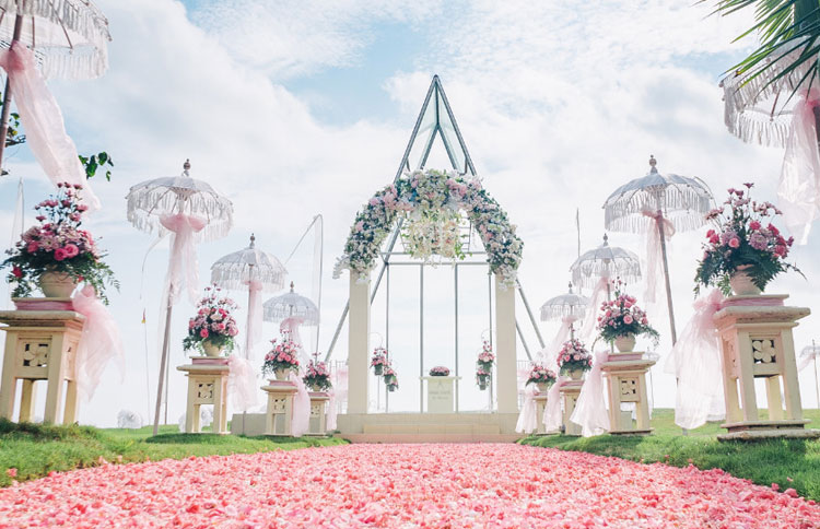 Bali Chapel Wedding at Grand Mirage Bali located by the beach with splendid view of Indian Ocean