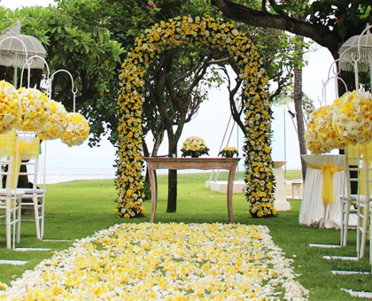 Wedding in the lush garden with the sounds of the ocean